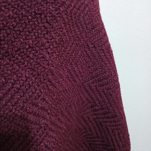 Chic Gray and Burgundy Women's Poncho Set - Picture 4 of 10